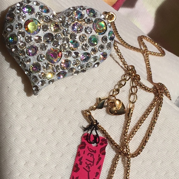 “NWT” BETSEY JOHNSON Gold Heart Necklace with Multicolor Gems - Picture 9 of 9
